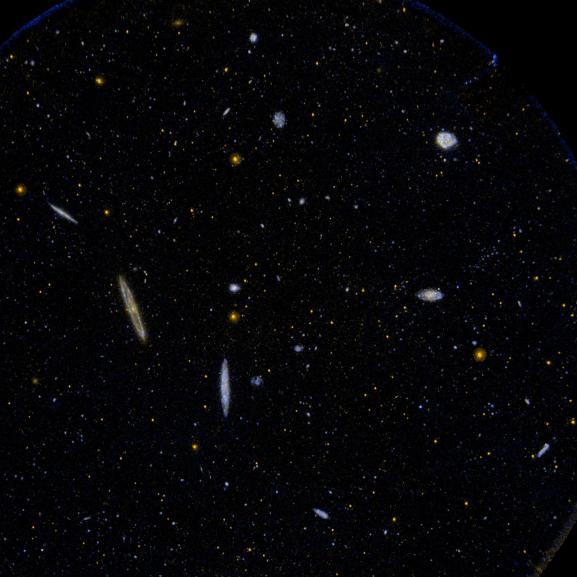 La distribution de la matière dans l'Univers est approximativement égale.